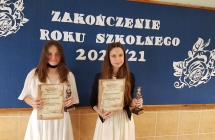 Zdjęcie przedstawia uczniów z zakończenia roku szkolnego 2020/21