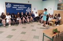 Zdjęcie przedstawia uczniów z zakończenia roku szkolnego 2020/21