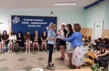 Zdjęcie przedstawia uczniów z zakończenia roku szkolnego 2020/21