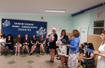 Zdjęcie przedstawia uczniów z zakończenia roku szkolnego 2020/21