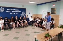 Zdjęcie przedstawia uczniów z zakończenia roku szkolnego 2020/21