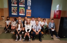 Zdjęcie przedstawia uczniów z zakończenia roku szkolnego 2020/21