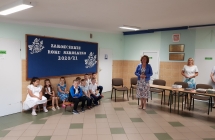 Zdjęcie przedstawia uczniów z zakończenia roku szkolnego 2020/21