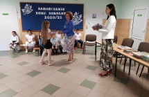 Zdjęcie przedstawia uczniów z zakończenia roku szkolnego 2020/21