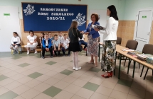 Zdjęcie przedstawia uczniów z zakończenia roku szkolnego 2020/21