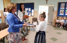 Zdjęcie przedstawia uczniów z zakończenia roku szkolnego 2020/21