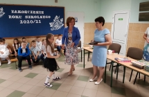 Zdjęcie przedstawia uczniów z zakończenia roku szkolnego 2020/21
