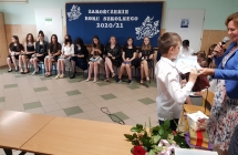 Zdjęcie przedstawia uczniów z zakończenia roku szkolnego 2020/21