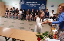 Zdjęcie przedstawia uczniów z zakończenia roku szkolnego 2020/21