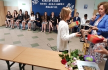 Zdjęcie przedstawia uczniów z zakończenia roku szkolnego 2020/21