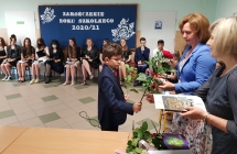 Zdjęcie przedstawia uczniów z zakończenia roku szkolnego 2020/21
