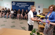 Zdjęcie przedstawia uczniów z zakończenia roku szkolnego 2020/21