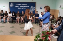 Zdjęcie przedstawia uczniów z zakończenia roku szkolnego 2020/21