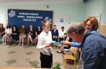 Zdjęcie przedstawia uczniów z zakończenia roku szkolnego 2020/21