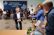 Zdjęcie przedstawia uczniów z zakończenia roku szkolnego 2020/21