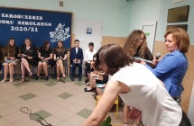 Zdjęcie przedstawia uczniów z zakończenia roku szkolnego 2020/21