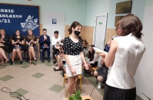 Zdjęcie przedstawia uczniów z zakończenia roku szkolnego 2020/21