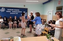 Zdjęcie przedstawia uczniów z zakończenia roku szkolnego 2020/21