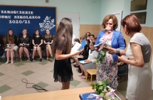 Zdjęcie przedstawia uczniów z zakończenia roku szkolnego 2020/21