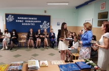 Zdjęcie przedstawia uczniów z zakończenia roku szkolnego 2020/21