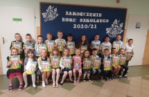 Zdjęcie przedstawia uczniów z zakończenia roku szkolnego 2020/21