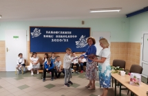 Zdjęcie przedstawia uczniów z zakończenia roku szkolnego 2020/21