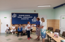 Zdjęcie przedstawia uczniów z zakończenia roku szkolnego 2020/21