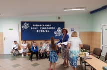 Zdjęcie przedstawia uczniów z zakończenia roku szkolnego 2020/21
