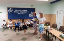 Zdjęcie przedstawia uczniów z zakończenia roku szkolnego 2020/21