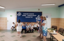 Zdjęcie przedstawia uczniów z zakończenia roku szkolnego 2020/21