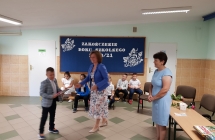 Zdjęcie przedstawia uczniów z zakończenia roku szkolnego 2020/21