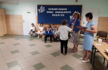 Zdjęcie przedstawia uczniów z zakończenia roku szkolnego 2020/21