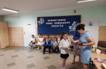 Zdjęcie przedstawia uczniów z zakończenia roku szkolnego 2020/21