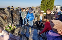 Dziseci klas 0-III na cmentarzu parafialnym w Malanowie