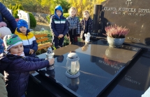 Dziseci klas 0-III na cmentarzu parafialnym w Malanowie