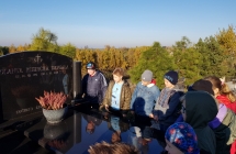 Dziseci klas 0-III na cmentarzu parafialnym w Malanowie