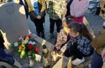 Dziseci klas 0-III na cmentarzu parafialnym w Malanowie