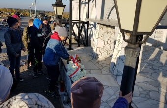 Dziseci klas 0-III na cmentarzu parafialnym w Malanowie