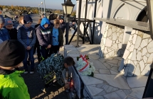 Dziseci klas 0-III na cmentarzu parafialnym w Malanowie