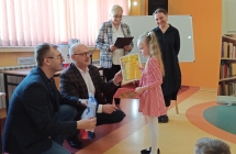 Laureatka konkursu odbierająca dyplom