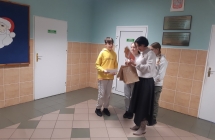 wreczenie nagrody Jankowi przez pania dyrektor Alicje Maciejewska