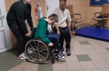 uczniowie probuja, jak poruszac sie na wozku inwalidzkim