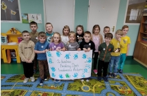 przedszkolaki z plakatem