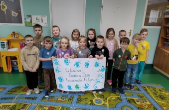 przedszkolaki z plakatem