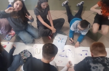 uczniowie maluja plakat o autyzmie
