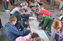 akcja rysowanie plakatu przez uczniow