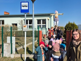 Dzieci ze SP w Dziadowicach z Marzanna