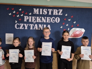 Uczniowie wyróżnieni w szkolnym konkursie ,,Mistrz Pięknego Czytania''