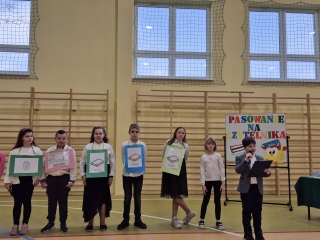 Uczniowie klasy III podczas Pasowanie na czytelnika biblioteki szkolnej 