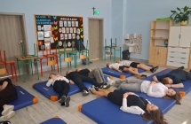 relaksacja w klasie 7 uczniowie w trakcie treningu Jacobsona
